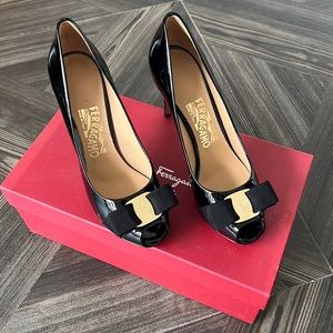 Salvatore Ferragamo Nero Patent Pumps